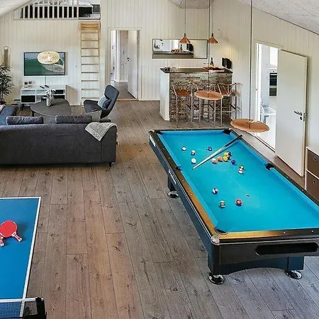 Holiday home Sleeps 24 Pool Wifi Keldbylille